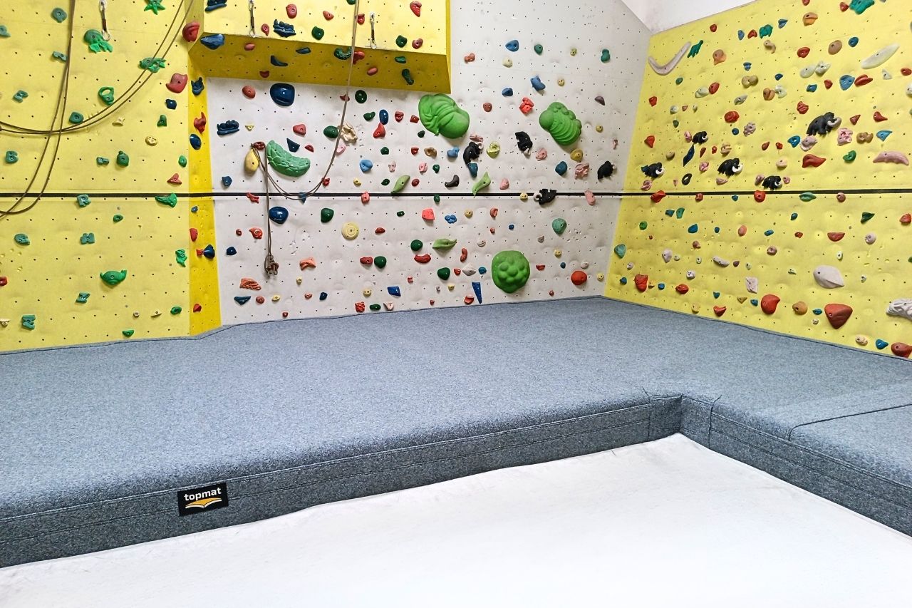 Home Individuelle Kletterhallenmatten für Kletterzentrum "Am Turm" – sichere Montage im Boulderbereich