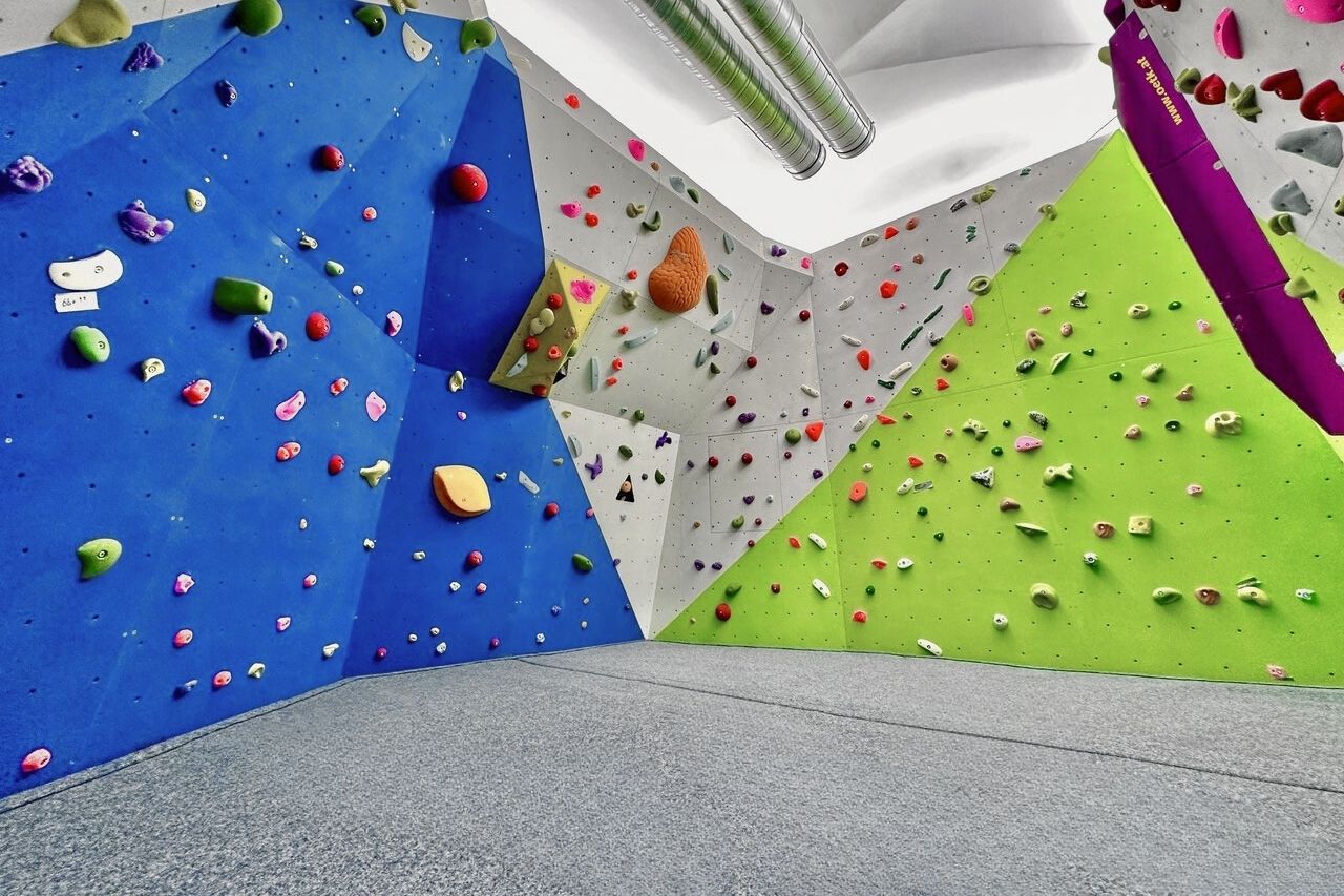 Home Hochwertige Bouldermatten für ÖTK-Kletterzentrum Wien