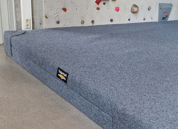 Bouldermatte mit Teppichoberfläche von Topmat in Kletterhalle