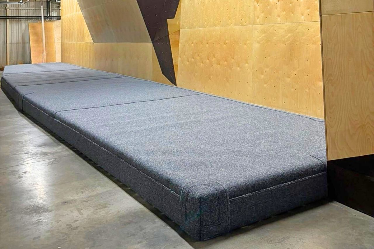 Home Individuelle Kletterhallenmatten für Crux Boulder in Zalaegerszeg – sichere Montage im Boulderbereich